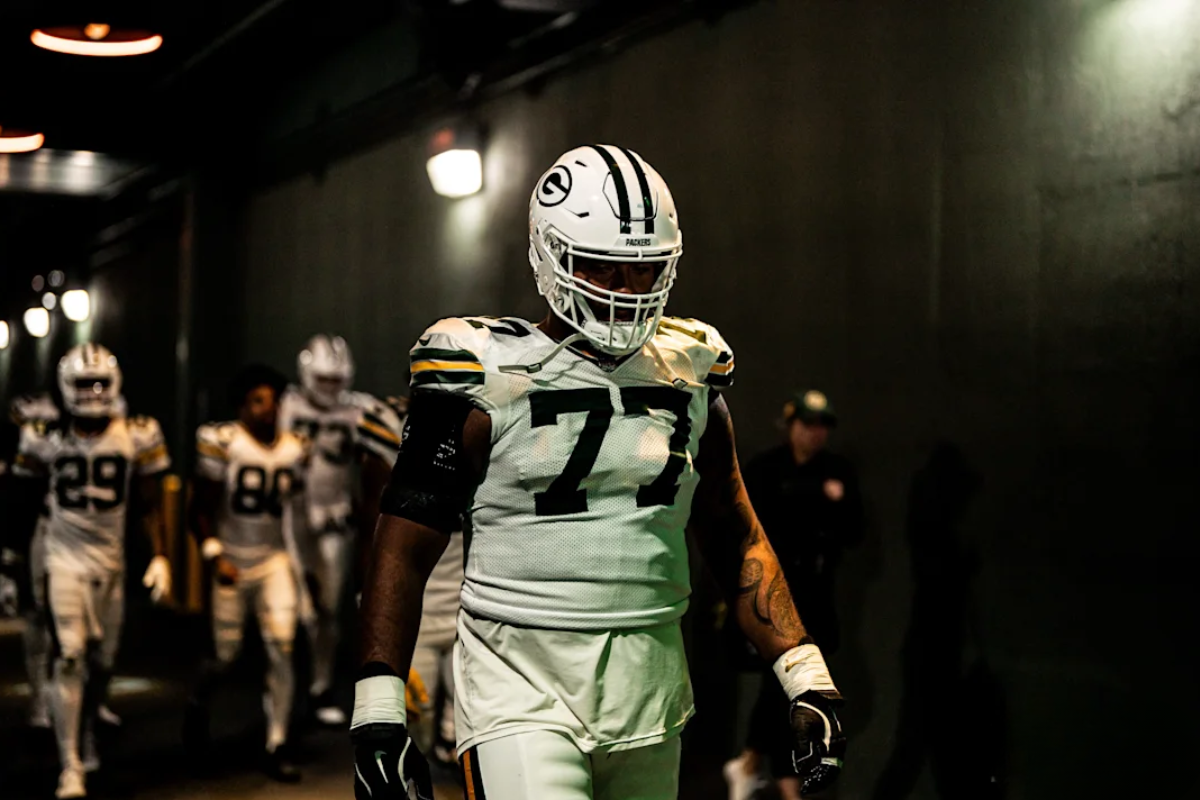 A competição está esquentando na linha ofensiva do Green Bay Packers, e o técnico Adam Stenavich já admite: algumas decisões difíceis estão a caminho.